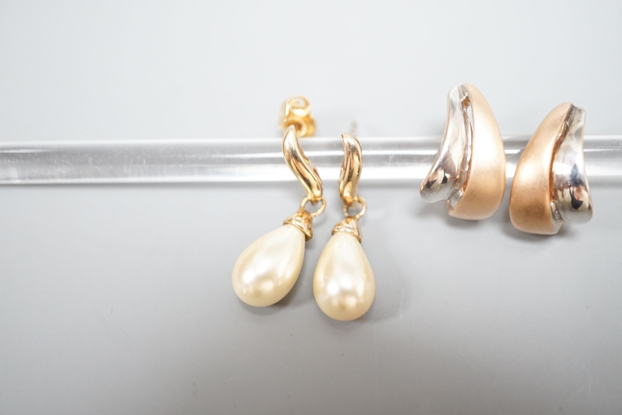 A modern pair of two colour 14k earrings, 4.1 grams and a pair of simulated pearl set earrings.